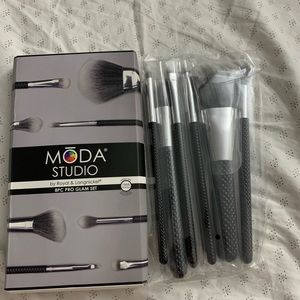 Moda Studio 8 Piece Makeup Brush Set.